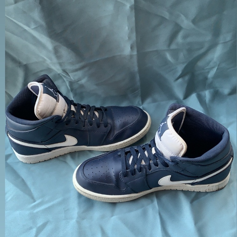 Nike Jordan 1’s mids
